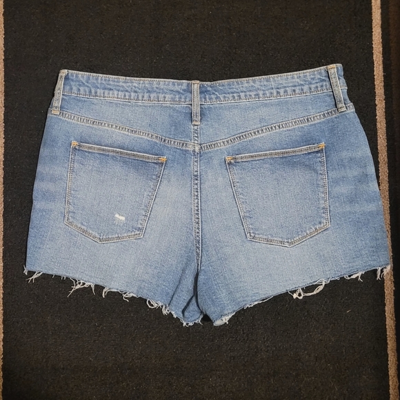 Medium wash high rise shorties - Picture 3 of 10